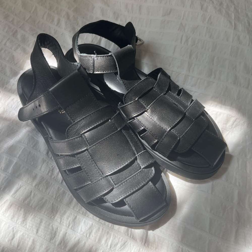 Black chunky fisherman sandals